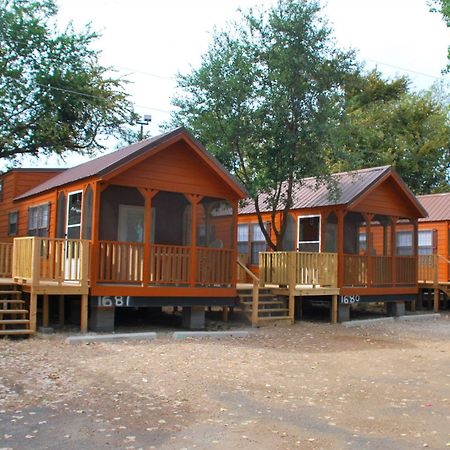 Rustic Creek Ranch Resort At North Jellystone Park Burleson Buitenkant foto