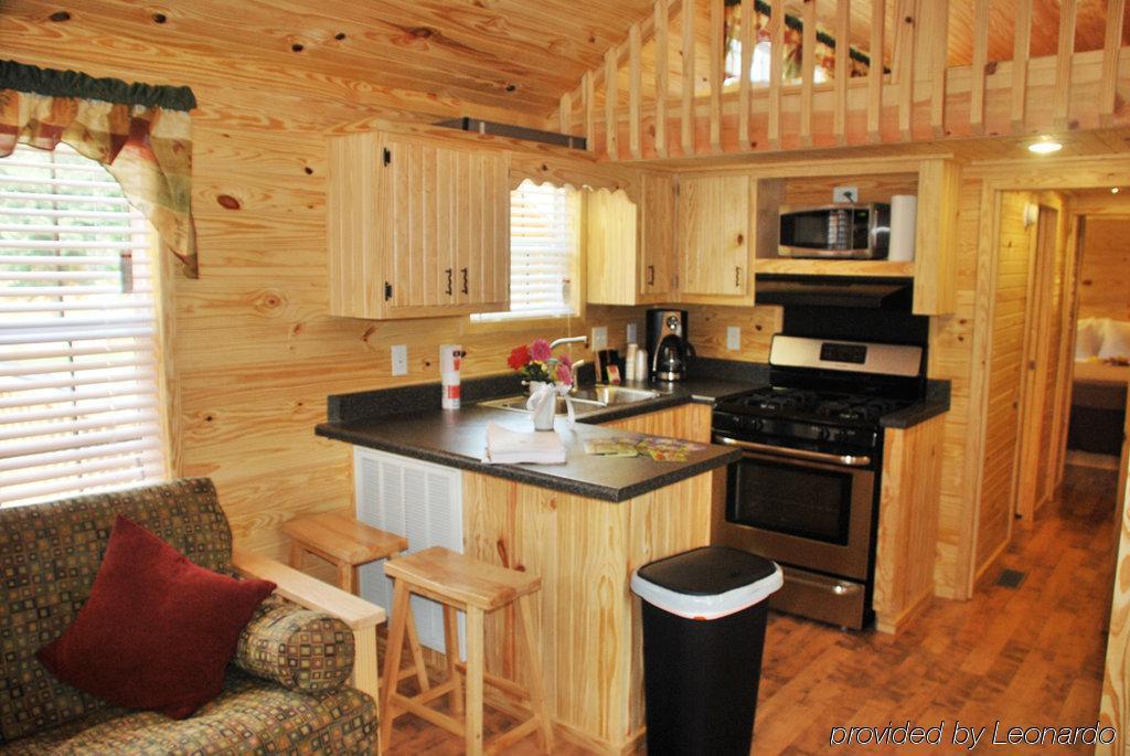 Rustic Creek Ranch Resort At North Jellystone Park Burleson Buitenkant foto