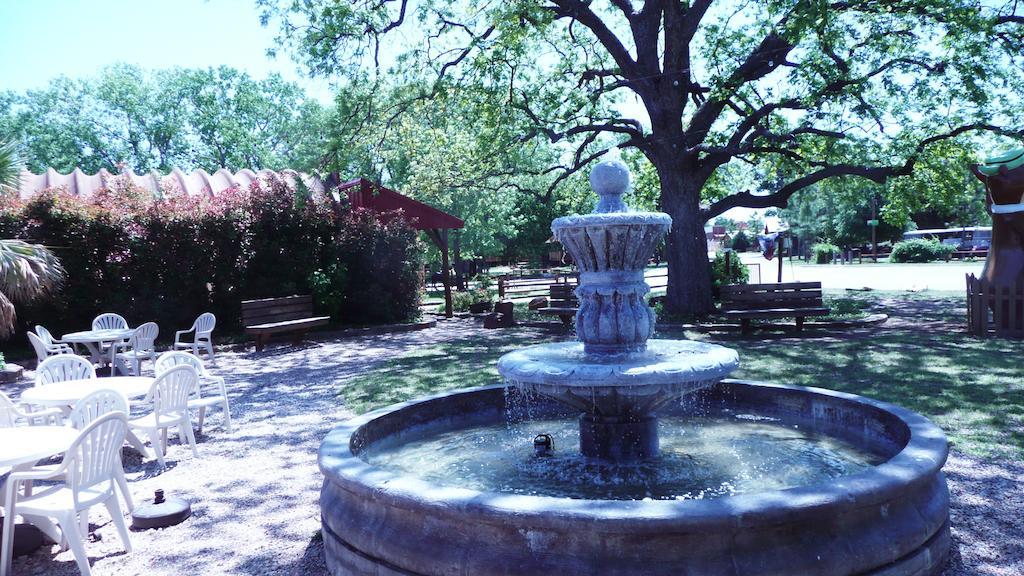 Rustic Creek Ranch Resort At North Jellystone Park Burleson Buitenkant foto
