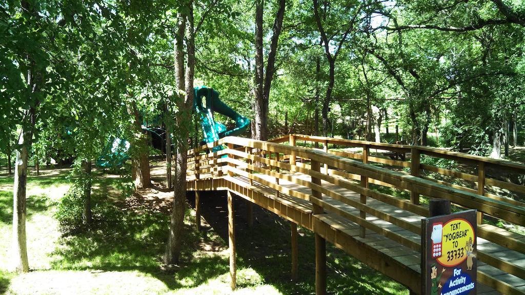 Rustic Creek Ranch Resort At North Jellystone Park Burleson Buitenkant foto