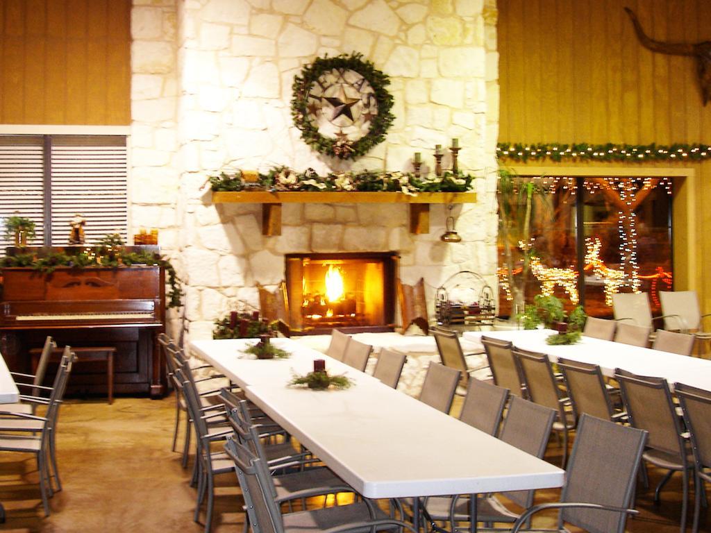 Rustic Creek Ranch Resort At North Jellystone Park Burleson Buitenkant foto