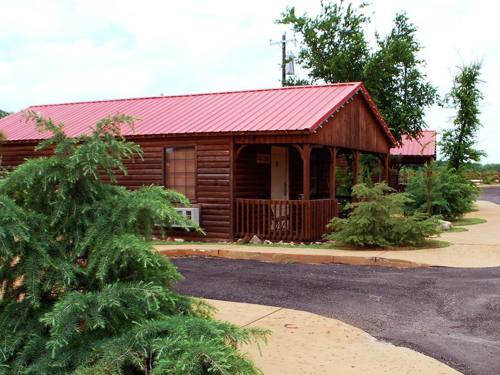 Rustic Creek Ranch Resort At North Jellystone Park Burleson Buitenkant foto