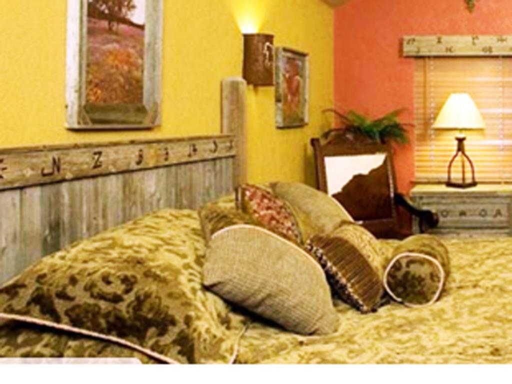 Rustic Creek Ranch Resort At North Jellystone Park Burleson Buitenkant foto