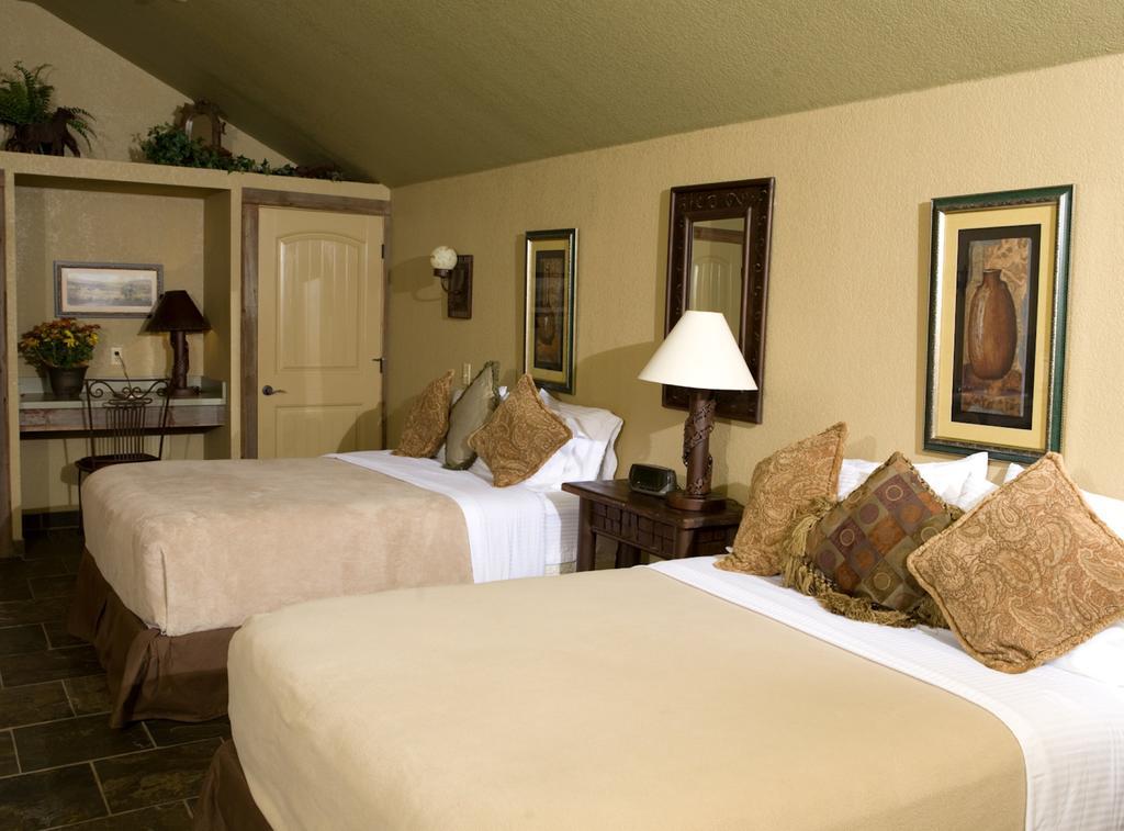 Rustic Creek Ranch Resort At North Jellystone Park Burleson Buitenkant foto