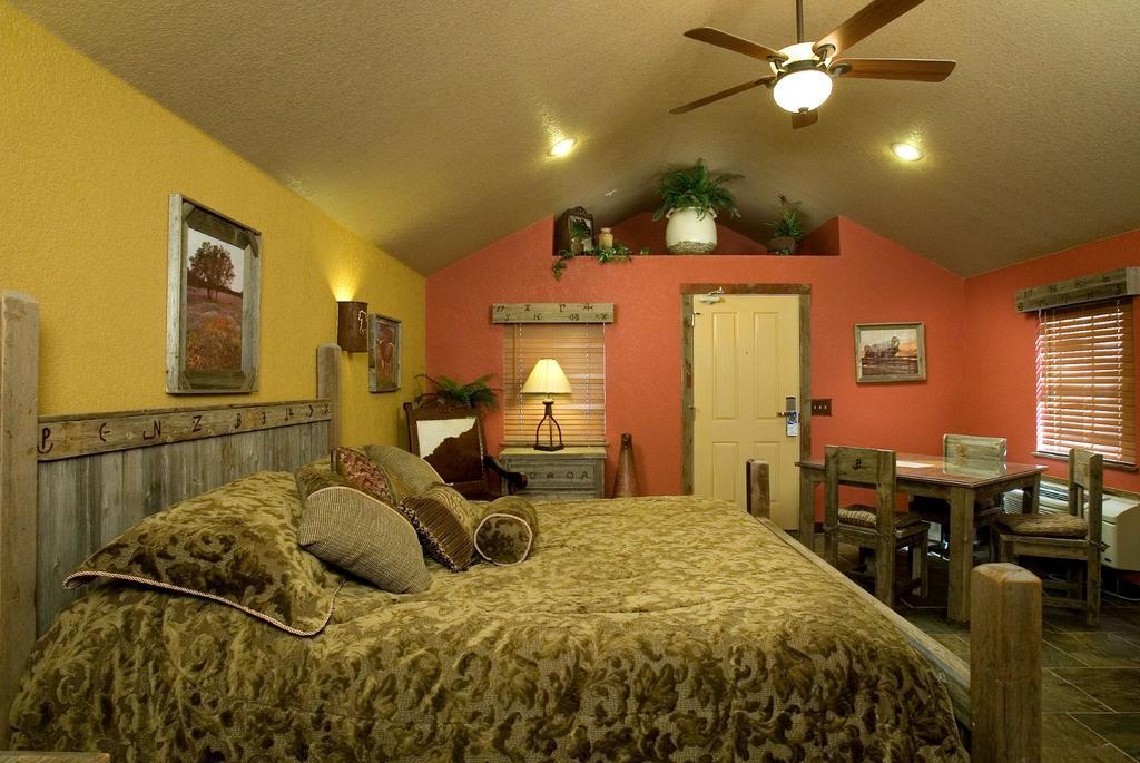 Rustic Creek Ranch Resort At North Jellystone Park Burleson Buitenkant foto