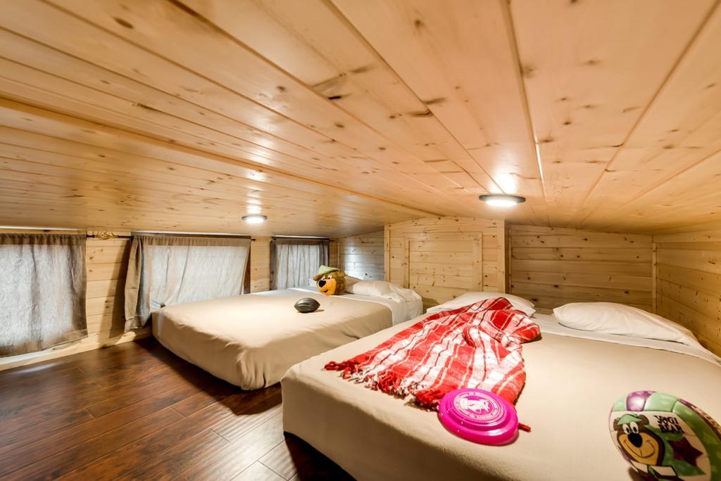 Rustic Creek Ranch Resort At North Jellystone Park Burleson Buitenkant foto