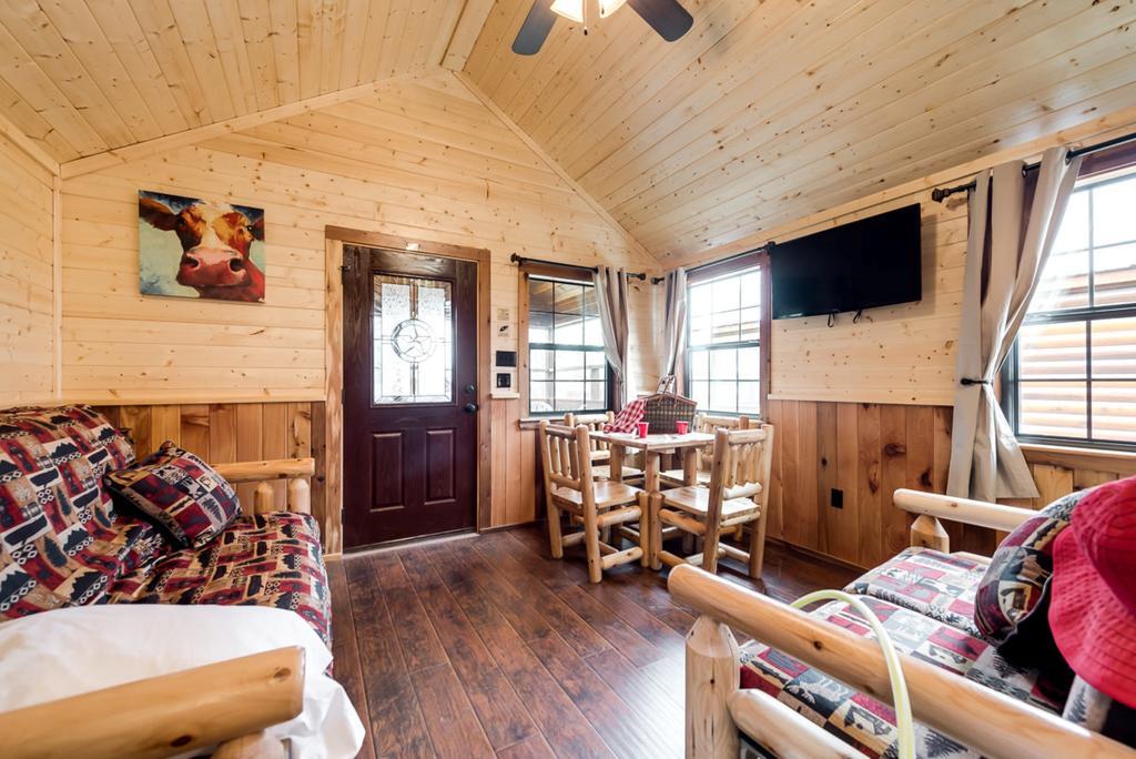 Rustic Creek Ranch Resort At North Jellystone Park Burleson Buitenkant foto