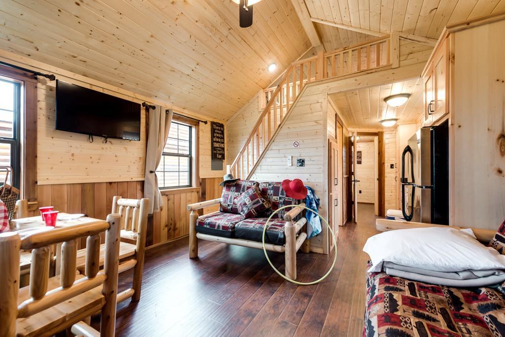Rustic Creek Ranch Resort At North Jellystone Park Burleson Buitenkant foto