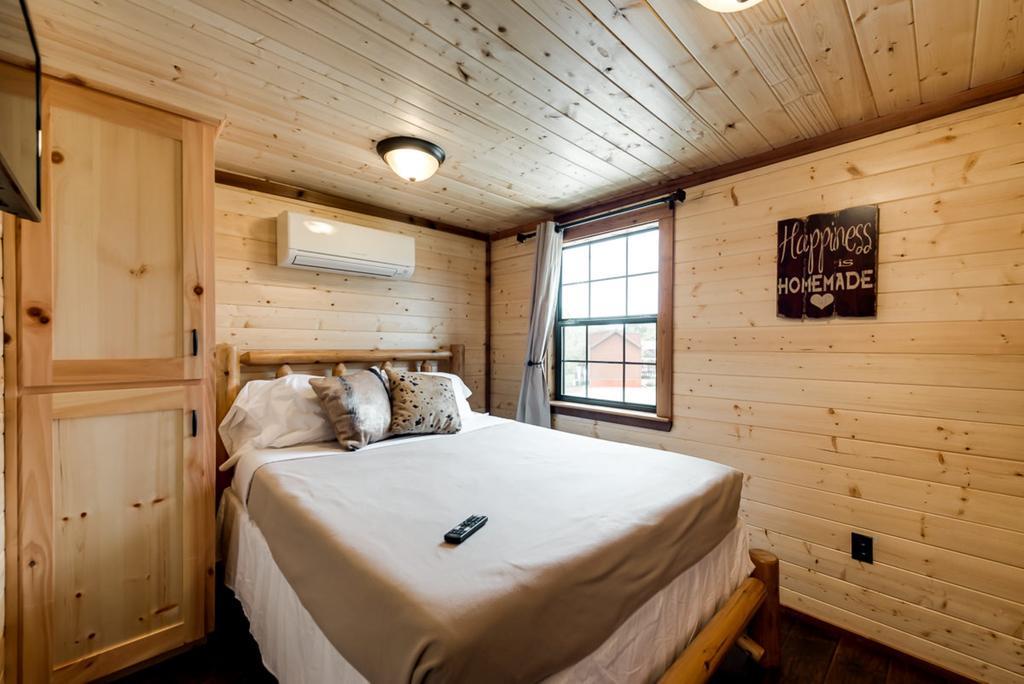 Rustic Creek Ranch Resort At North Jellystone Park Burleson Buitenkant foto