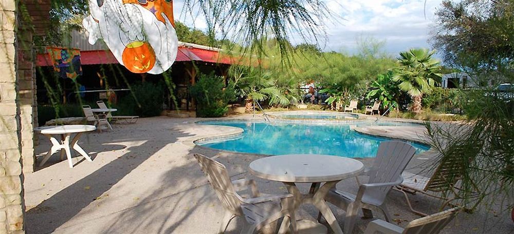 Rustic Creek Ranch Resort At North Jellystone Park Burleson Buitenkant foto