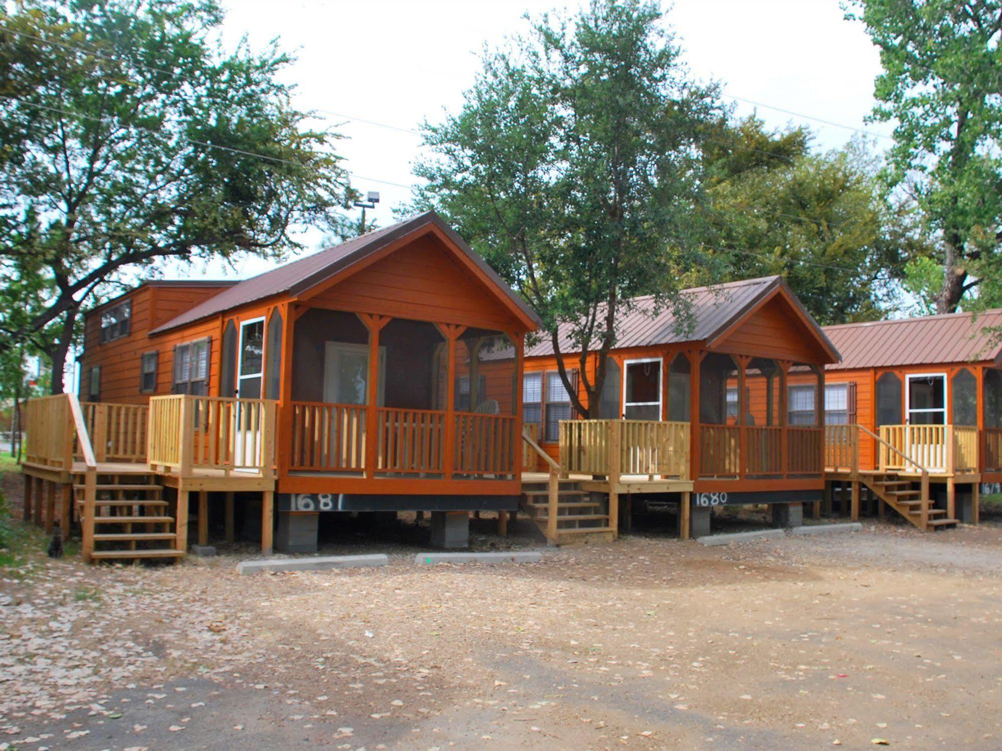 Rustic Creek Ranch Resort At North Jellystone Park Burleson Buitenkant foto