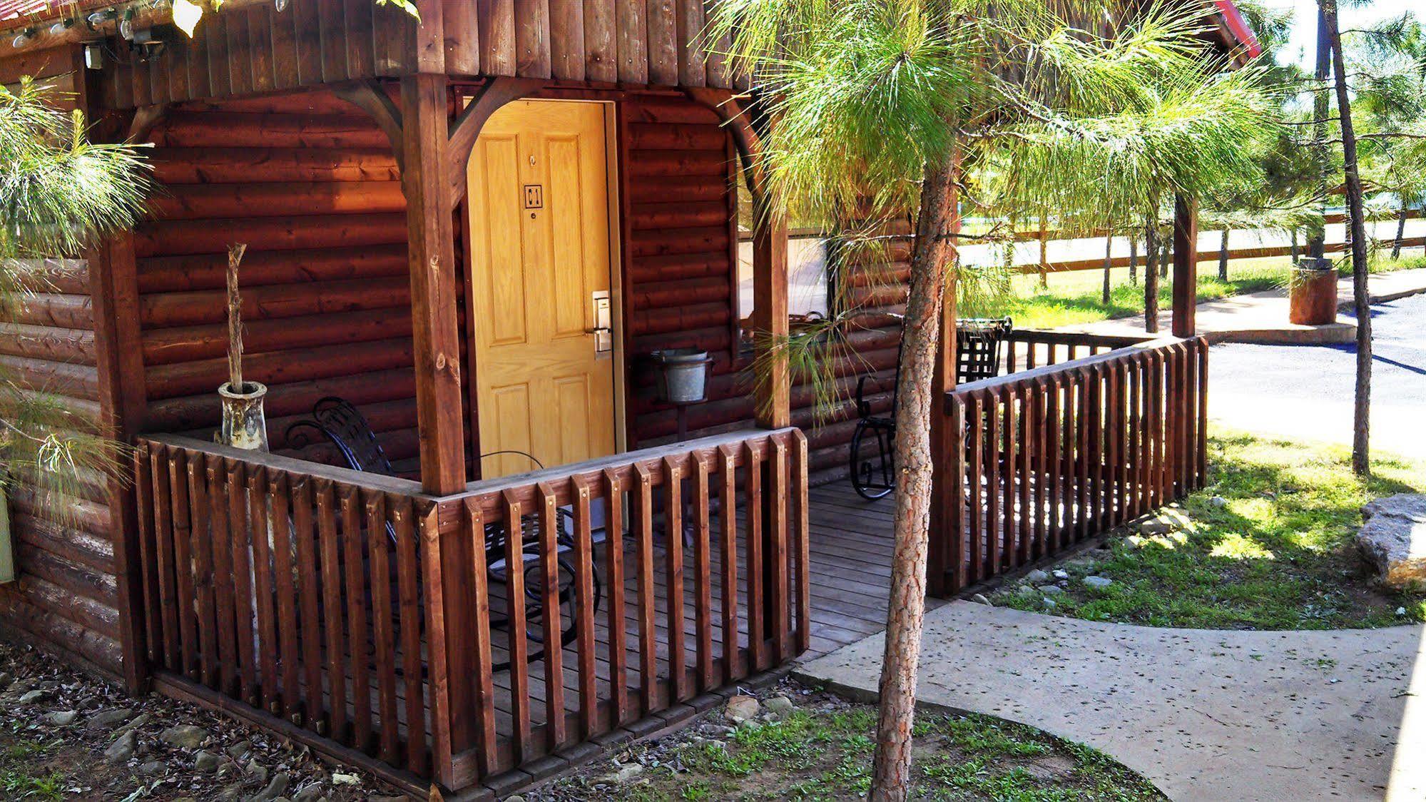 Rustic Creek Ranch Resort At North Jellystone Park Burleson Buitenkant foto