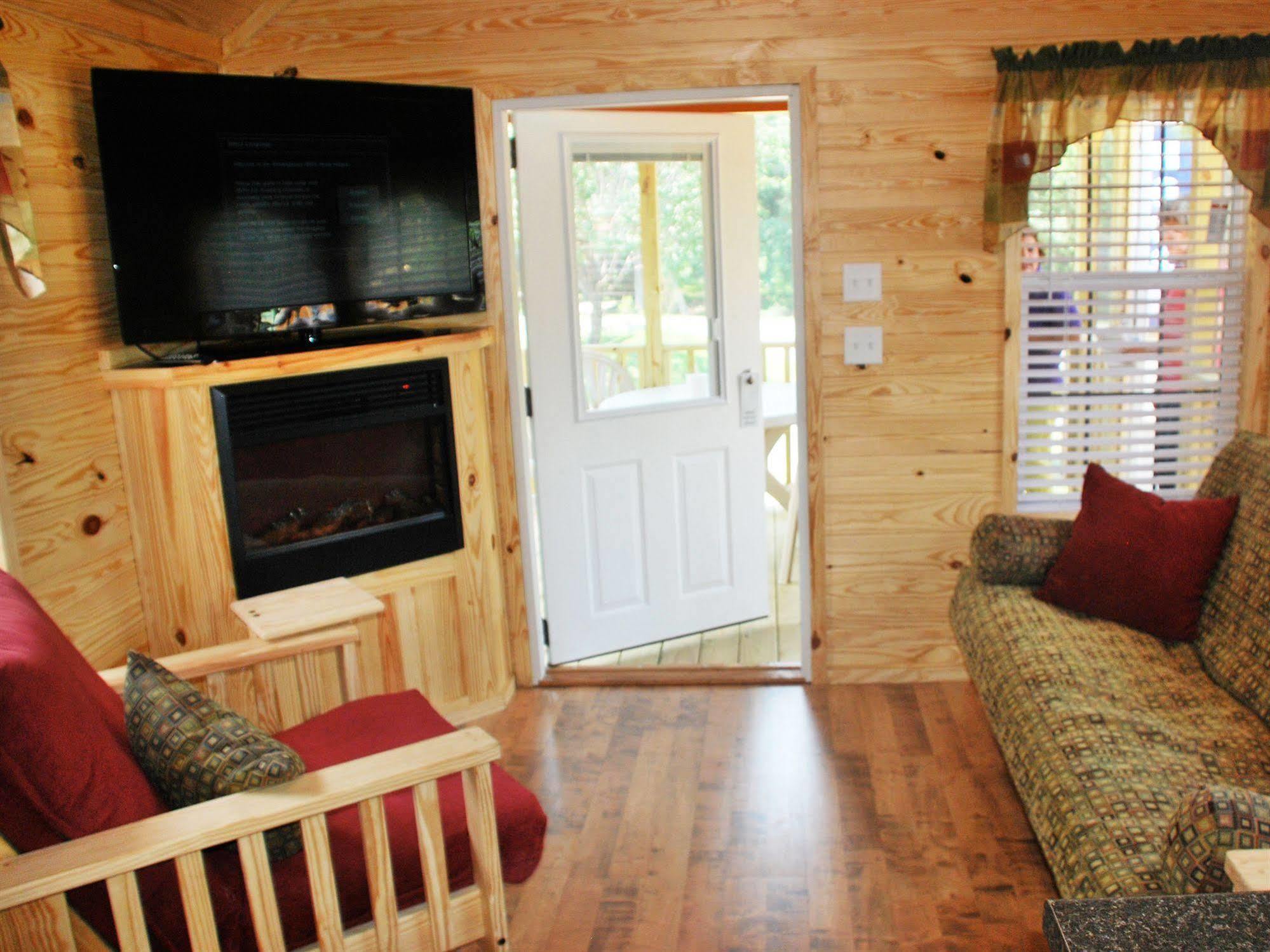 Rustic Creek Ranch Resort At North Jellystone Park Burleson Buitenkant foto