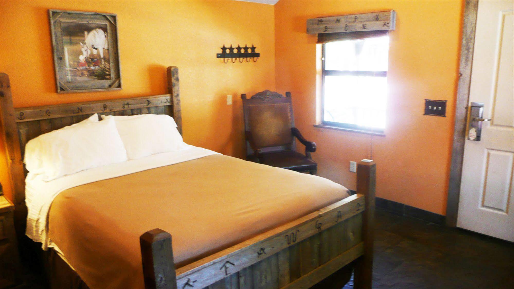 Rustic Creek Ranch Resort At North Jellystone Park Burleson Buitenkant foto