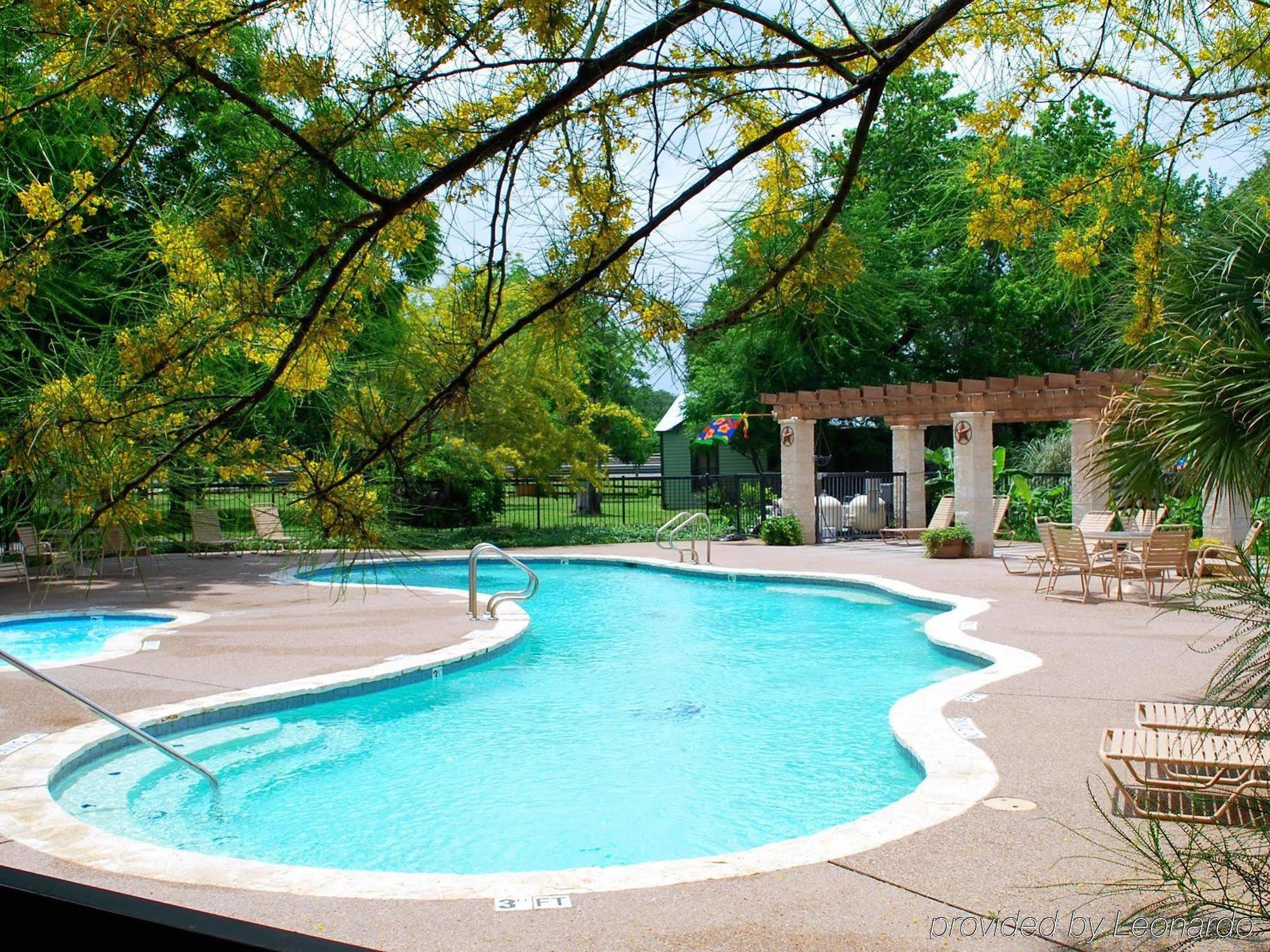Rustic Creek Ranch Resort At North Jellystone Park Burleson Buitenkant foto
