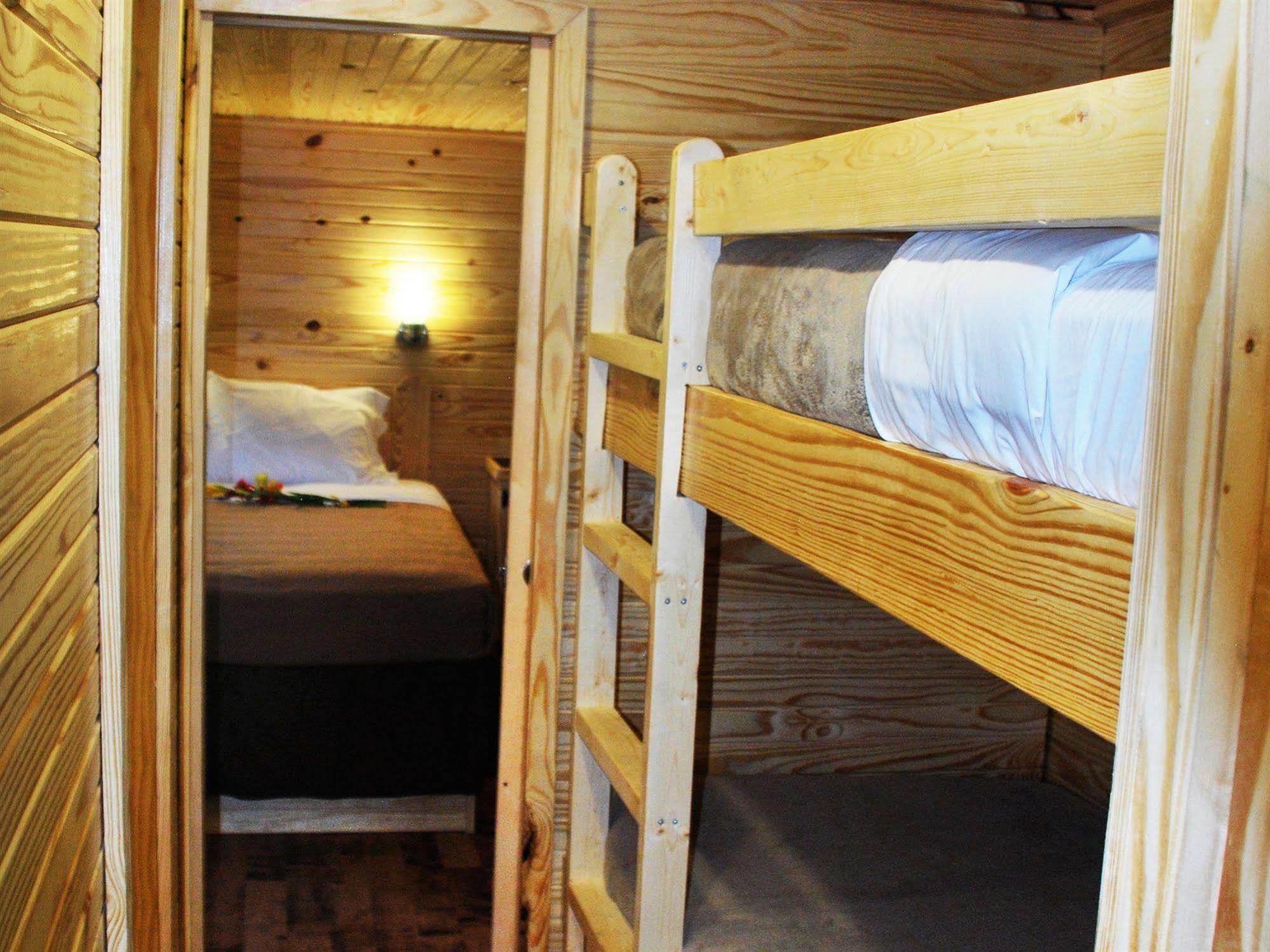Rustic Creek Ranch Resort At North Jellystone Park Burleson Buitenkant foto