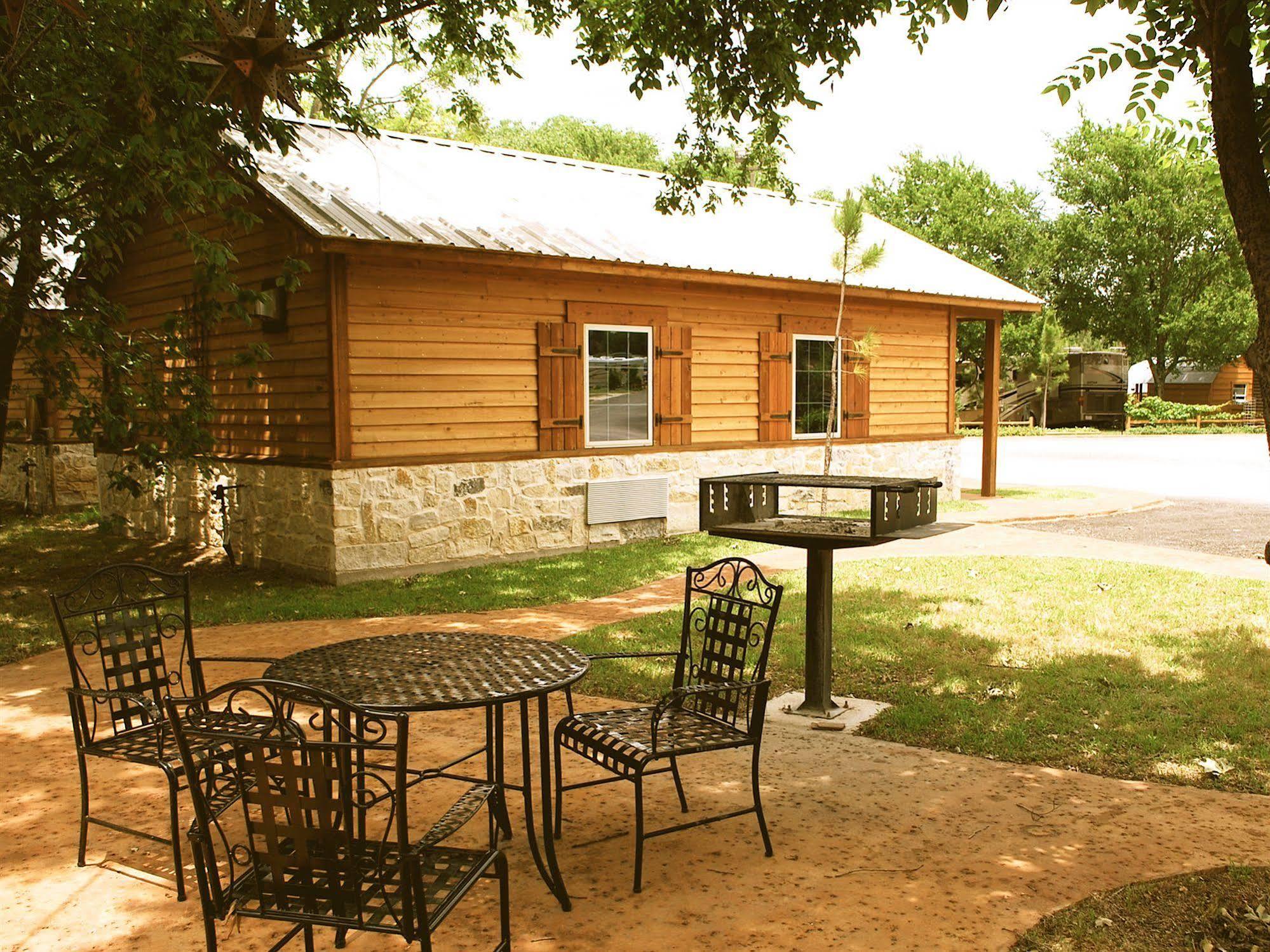 Rustic Creek Ranch Resort At North Jellystone Park Burleson Buitenkant foto