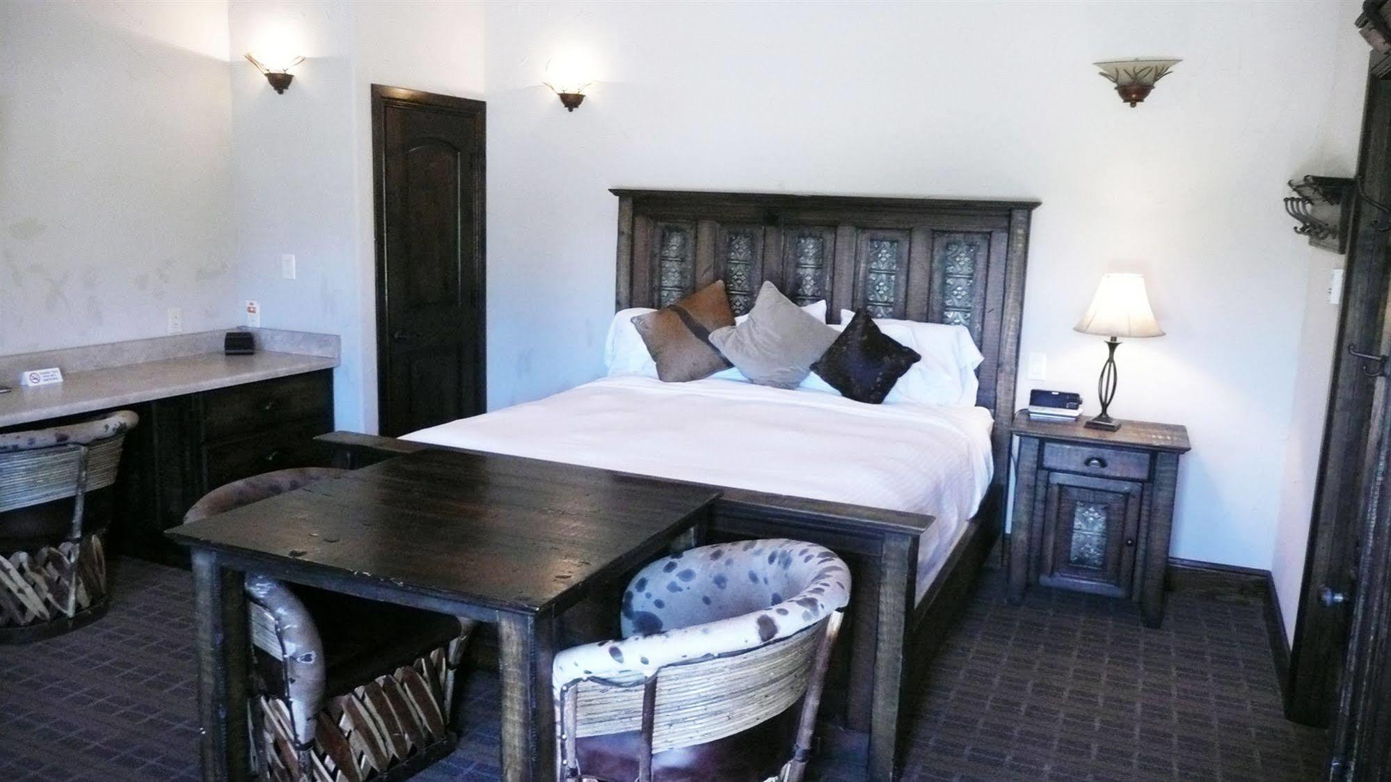 Rustic Creek Ranch Resort At North Jellystone Park Burleson Buitenkant foto