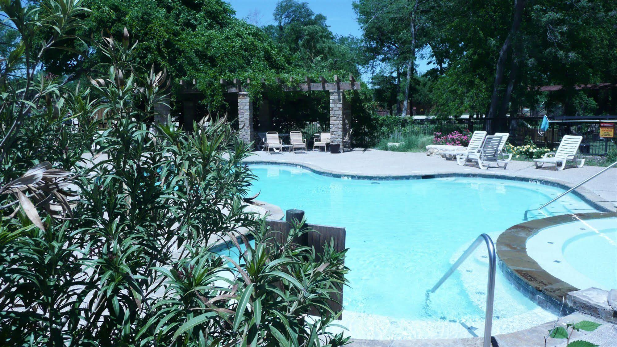 Rustic Creek Ranch Resort At North Jellystone Park Burleson Buitenkant foto