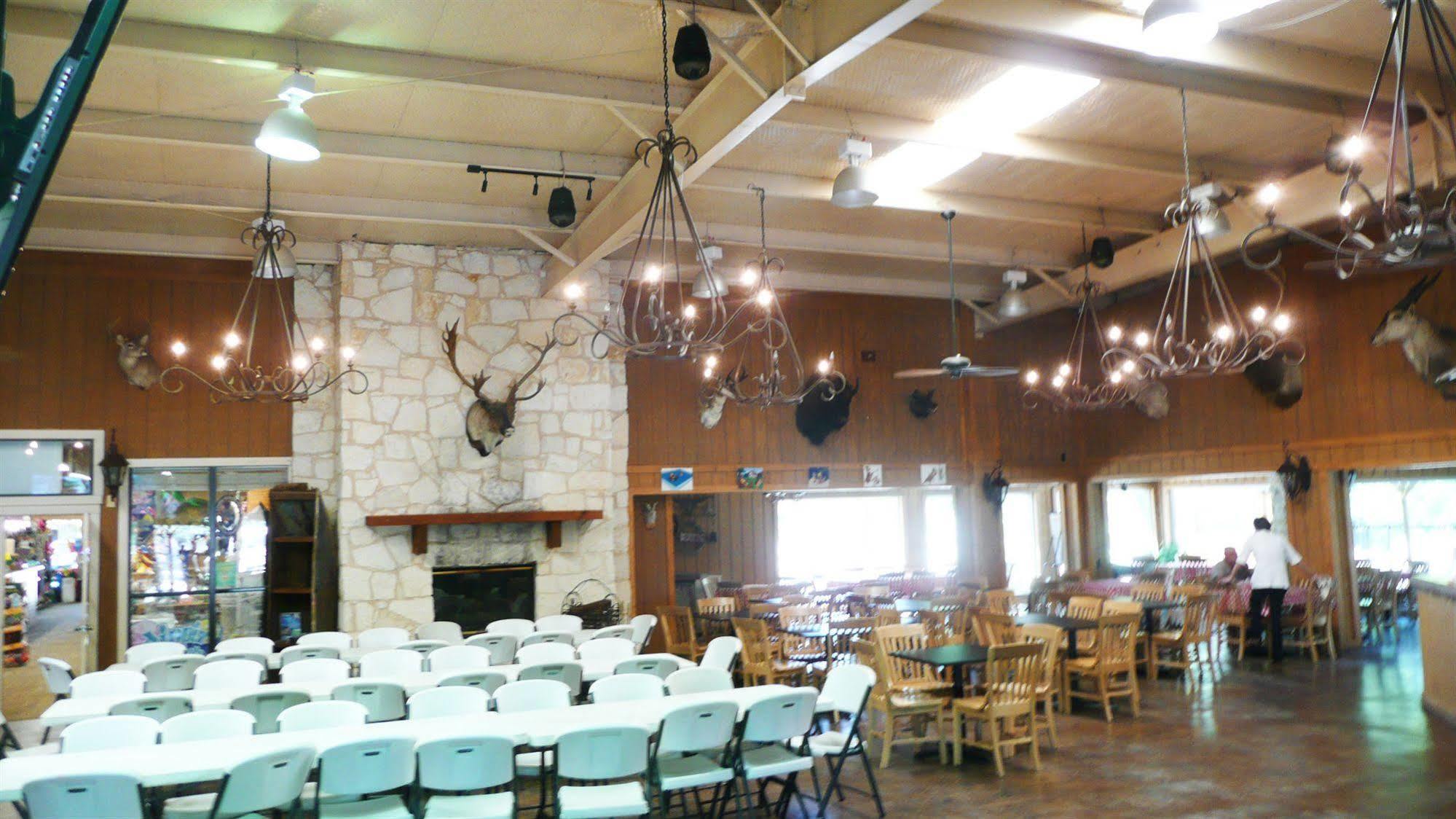Rustic Creek Ranch Resort At North Jellystone Park Burleson Buitenkant foto