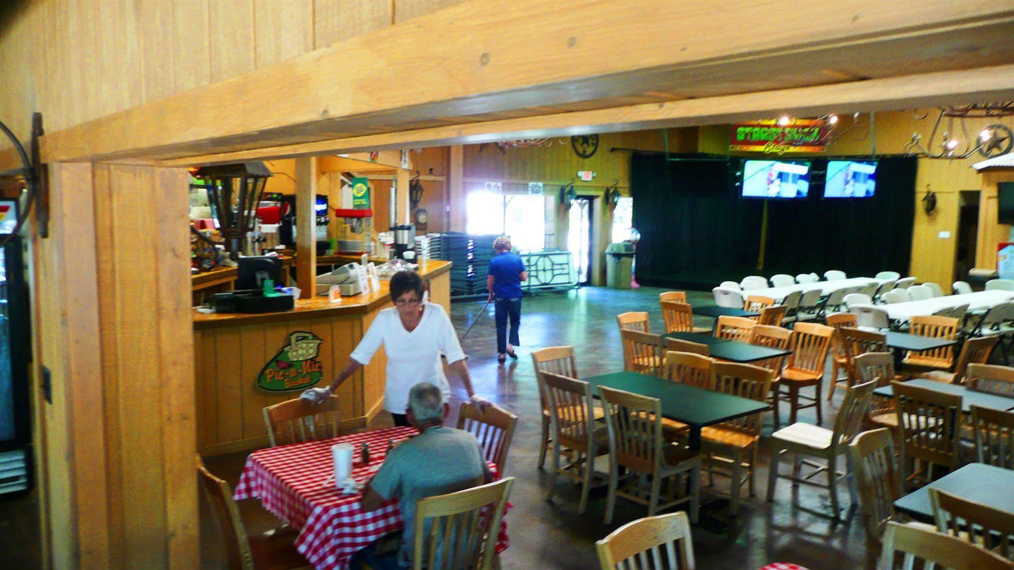 Rustic Creek Ranch Resort At North Jellystone Park Burleson Buitenkant foto