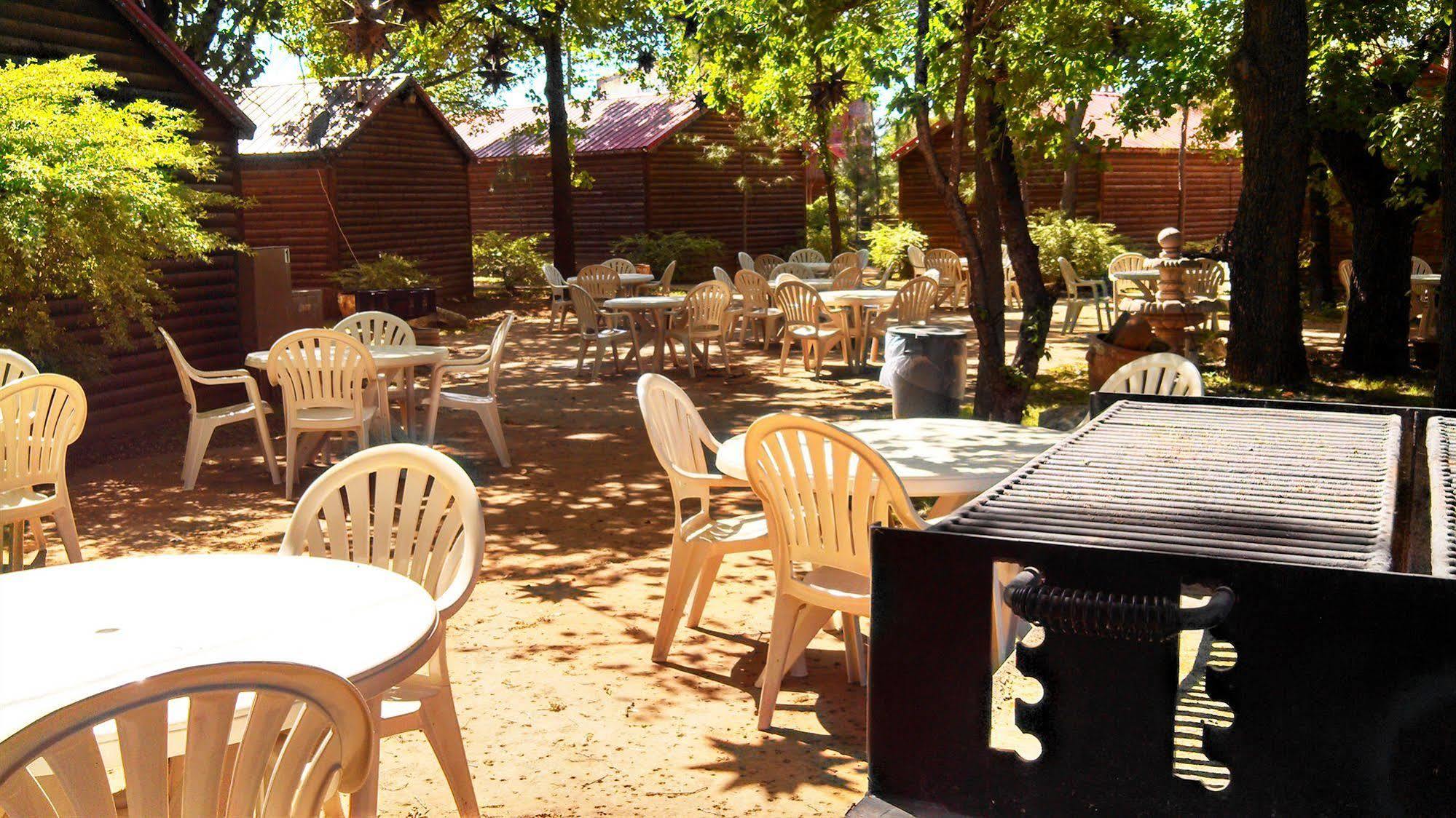 Rustic Creek Ranch Resort At North Jellystone Park Burleson Buitenkant foto