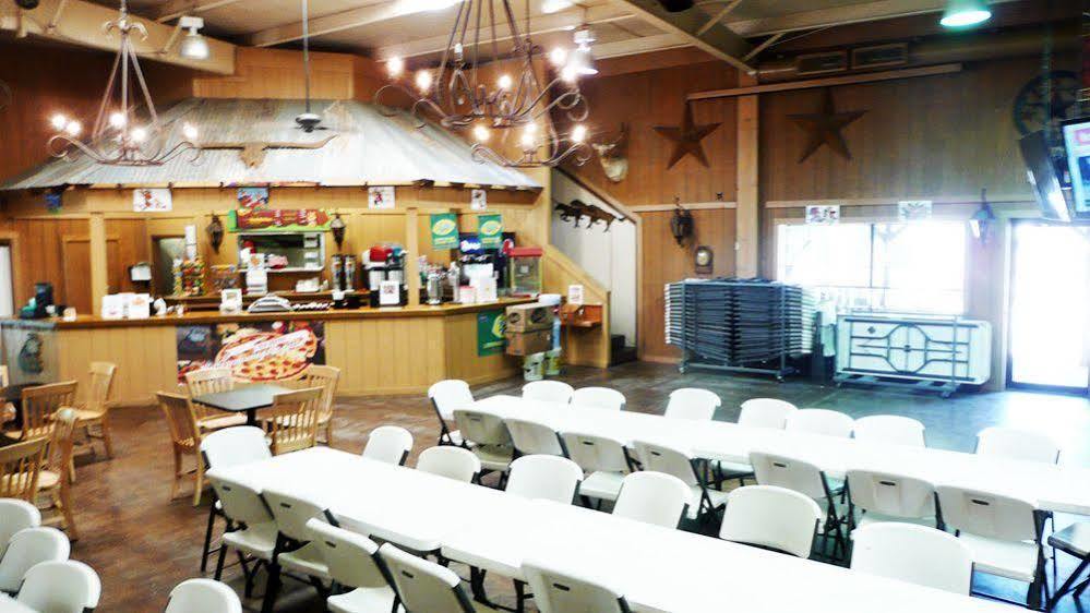 Rustic Creek Ranch Resort At North Jellystone Park Burleson Buitenkant foto