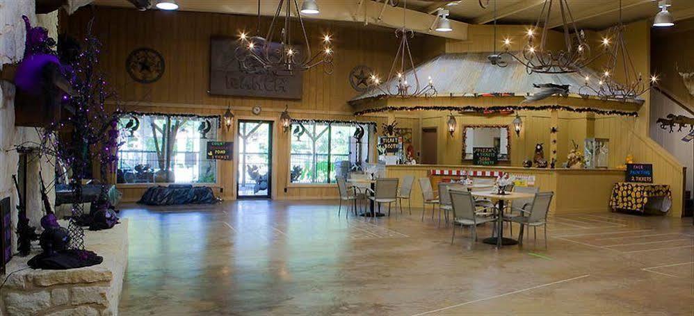Rustic Creek Ranch Resort At North Jellystone Park Burleson Buitenkant foto